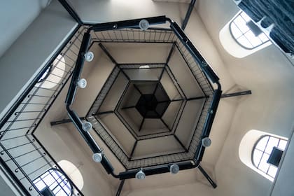 La escalera caracol con estrechos escalones permiten ascender por la cúpula