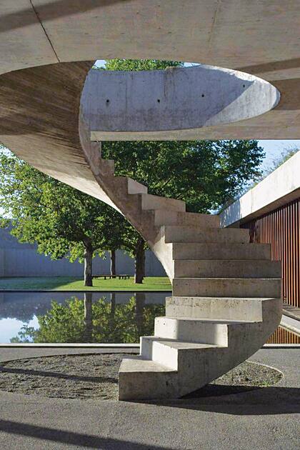 La escalera circular de hormigón es la gran protagonista de la casa.