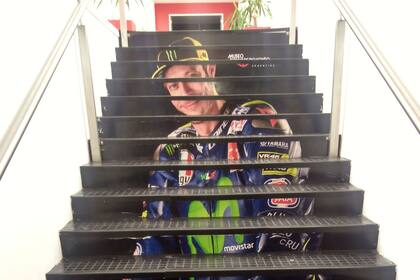 La escalera con la figura de Rossi lleva al piso donde predominan las motos