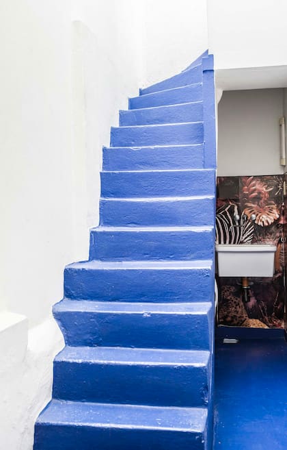 La escalera conduce a la terraza, un espacio que hasta su llegada solo se había usado para colgar ropa.