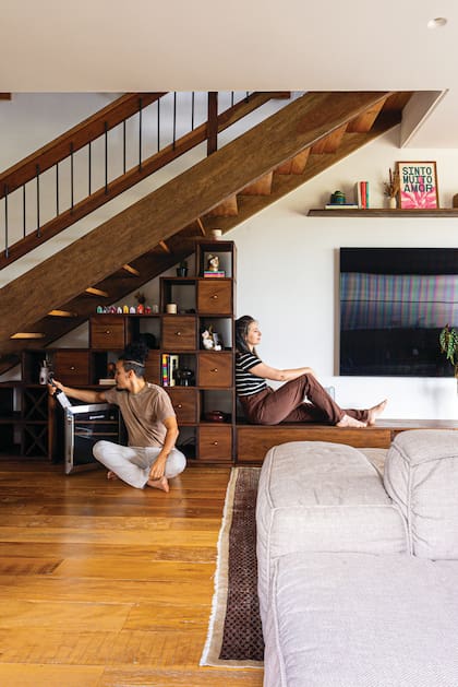 La escalera de cedro tiene abajo espacio para la cava, libros y cajones.