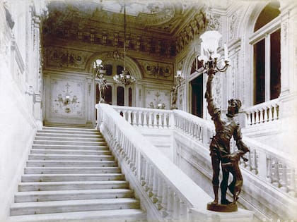 La escalera de honor Italia, al poco tiempo de ser terminada. c. 1896