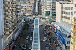 Inauguran una escalera mecánica que tiene nueve cuadras de alto y ahorra 40 minutos de caminata