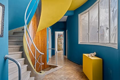 La escalera de mármol dirige hacia el entrepiso