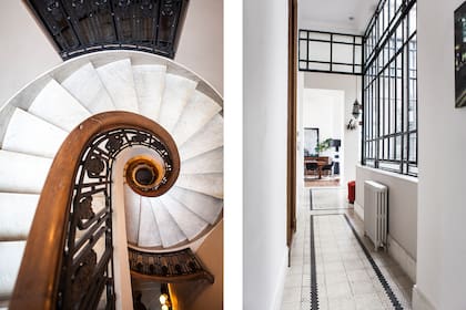 La escalera de mármol lleva a un hall con un antiguo dressoir.