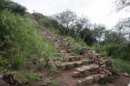 La escalera de piedra lleva hasta la cima del cerro, un sitio ceremonial hoy conocido como Templo del Sol.