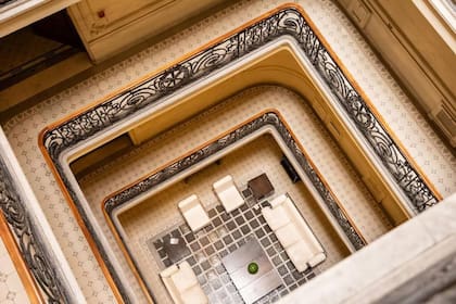 La escalera del edificio presenta detalles impactantes.