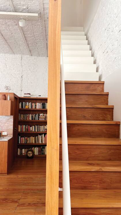 La escalera, en planta baja, es de madera, mientras que arriba es de hierro pintado, en sintonía con la estética de cemento alisado y paredes blancas elegidas en los cuartos.