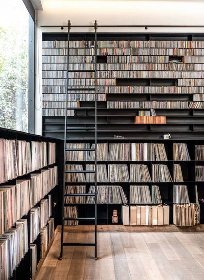 La escalera es metálica al igual que toda la estructura de estantes.