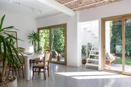 “La escalera fue todo un desafío”, dicen. El espacio era chico, pero querían que fuera cómoda y segura: la diseñaron en hierro y la amuraron.