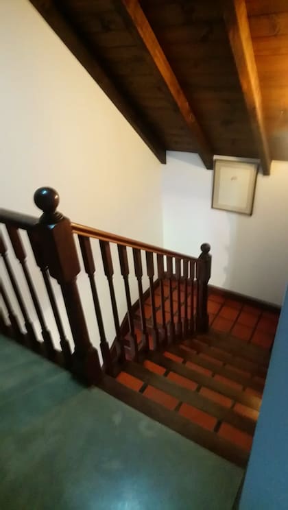 La escalera hacia la planta alta de la casa del country Carmel