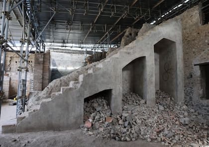 La escalera hallada conducía hacia una terraza en donde un grupo de la elite pompeyana se reunía