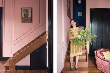 La escalera lleva al entrepiso, donde está la habitación de Rosa.