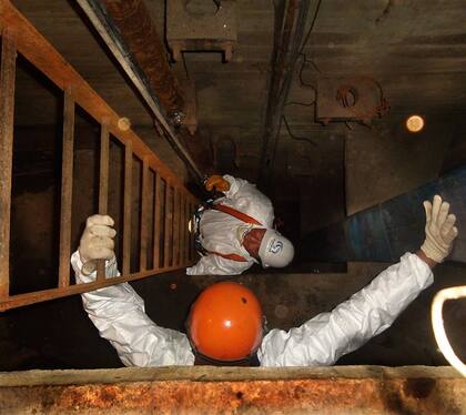 La escalera por la que se llega al túnel, a 30 metros de profundidad