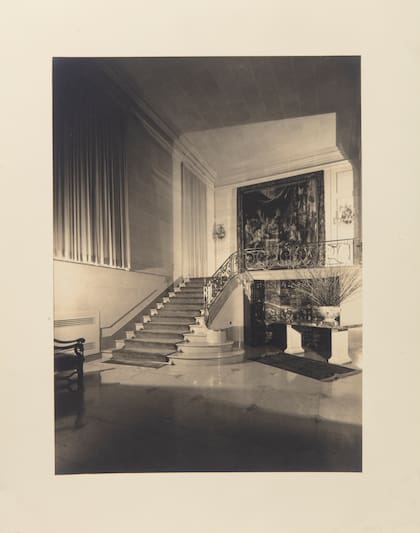 La escalera principal, en un registro histórico, con su alfombra