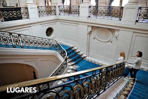 La escalera principal es uno de los espacios más imponentes de la residencia.