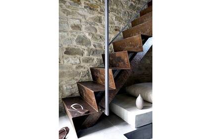 La escalera puede servir para lograr una estética fabril, muy canchera