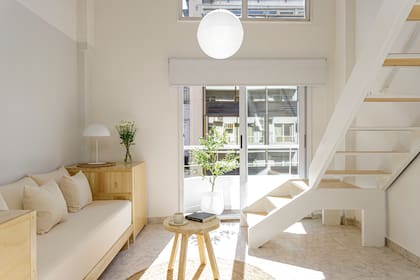 ‘‘La escalera se parece a la original, pero hicimos tres movimientos fundamentales que cambiaron muchísimo el ambiente: modificamos la baranda, la pintamos de blanco y le pusimos peldaños de la misma madera que los muebles’’.