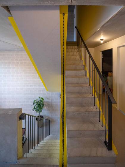 La escalera tiene el principal fin de dividir los espacios interiores y crear un punto focal audaz