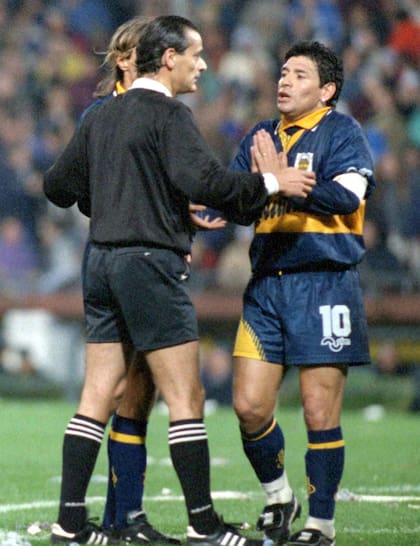 La escandalosa noche en la que expulsó a Maradona, en un Vélez-Boca inolvidable, en 1996