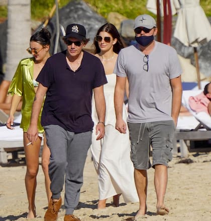 Leonardo DiCaprio y Camila Morrone disfrutan de una larga caminata por la playa