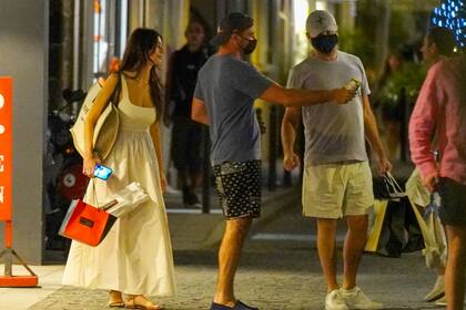 Después de pasar el día en el mar, DiCaprio y Morrone saliron a realizar algunas compras