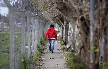 La escasa iluminación, empeorada por las ramas, hace del pasillo una boca de lobo
