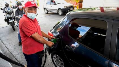 La escasez de combustible es otro elemento que alimenta la caída de la economía de Venezuela.