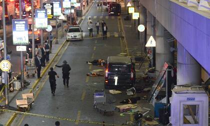 La escena de destrucción que dejaron los atacantes en la zona de arribos del aeropuerto de Estambul