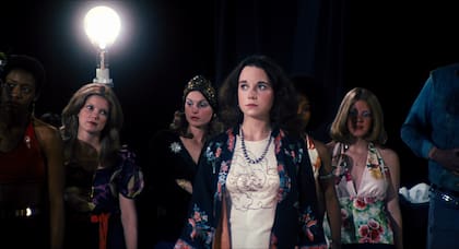 La escena de la audición para elegir a la cantante que bautizará el teatro Paradise evoca al clásico musical de Powell & Pressburger, Las zapatillas rojas (1948).