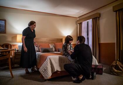 La escena de la pelea entre Luis Miguel (Diego Boneta) y su abuela Matilde (Lola Casamayor) por la tenencia de Sergio Basteri (Axel Llunas)