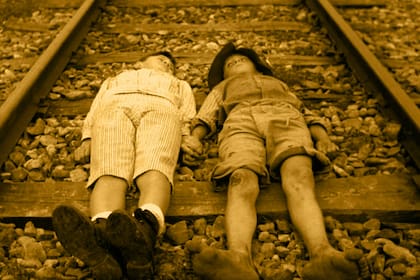La escena de los niños en las vías del tren en Novecento