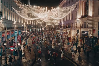 La escena de una multitud bailando en
Regent Street por la que perdió dinero.