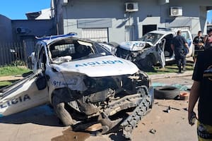 Cuatro policías heridos tras un violento choque entre dos patrulleros en una persecución a motochorros