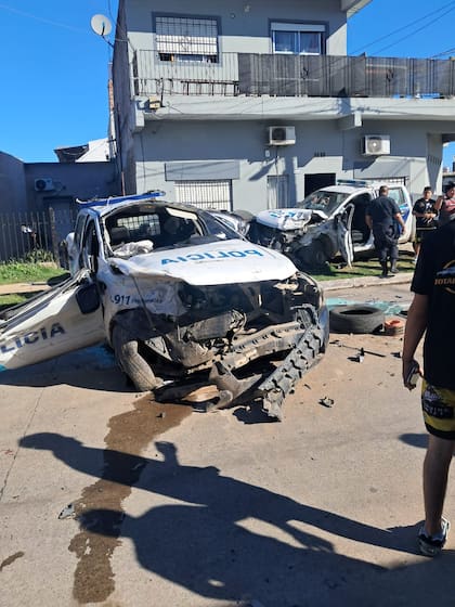 La escena del choque con personal policial y vecinos en la vereda; restos de piezas sobre el asfalto
