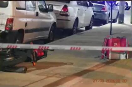 La escena del crimen, con la motocicleta del repartidor de 30 años asesinado