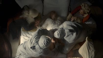 La escena del parto de la reina Aemma Arryn en el primer episodio.