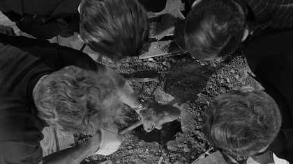 La escena del robo, inspirada en un robo real ocurrido en 1899 en Marsella, dura 32 minutos en la película y Dassin prescindió de la banda sonora de Auric, su compositor, y optó por el sonido de las herramientas y los escombros del boquete.