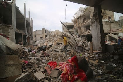 La escena después de un bombardeo israelí en el campamento de refugiados Rafah en la Franja de Gaza, el 9 de octubre de 2023.  (Foto AP/Hatem Ali)