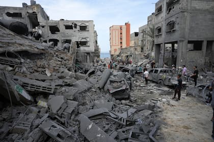 La escena después de un bombardeo israelí en el campamento de refugiados Shati en Ciudad Gaza, el 9 de octubre de 2023. (Foto AP /Adel Hana)