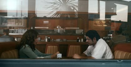 La escena en la que Griselda conoce a su compatriota colombiano se filmó en el restaurante Astro Family en Silver Lake