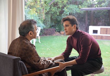 La escena en la que Hugo López (César Bordón) le cuenta a Luis Miguel (Diego Boneta) que se está muriendo, en Luis Miguel, la serie de Netflix.