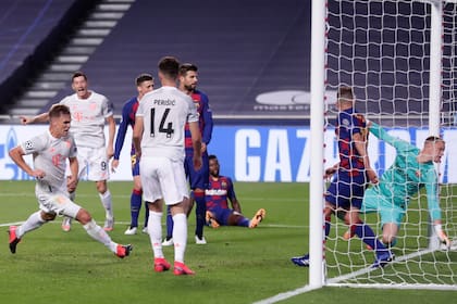 La escena final del gol de Kimmich, el quinto de Bayern Munich a Barcelona