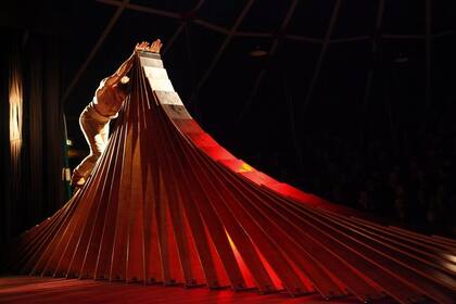 "La escena inicial, en una ola de tablas de madera"