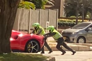 Un Ferrari quedó varado en la calle y dos policías tuvieron que empujarlo
