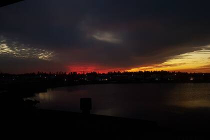 La escena original de este atardecer no tenía contrastes tan marcados ni rojos y amarillos tan vivos. En este caso, al aumentar un poco la velocidad de obturación se obtiene una foto mucho más potente