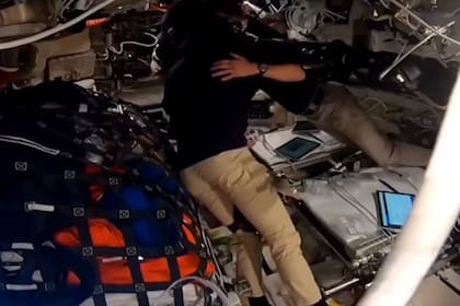 La escena reflejó el costado más humano de la misión y culminó en un abrazo grupal (Captura: NASA)