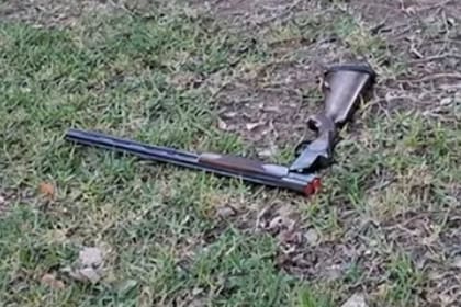 La escopeta calibre 12/70 usada en la masacre por el chico de 15 años