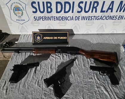 La escopeta y otras tres pistolas