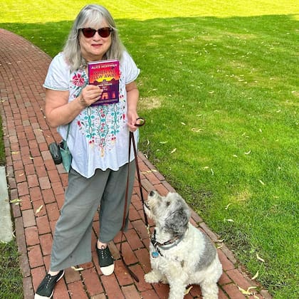 La escritora Alice Hoffman junto a su perra Violet; varias de su novela fueron adaptadas al cine